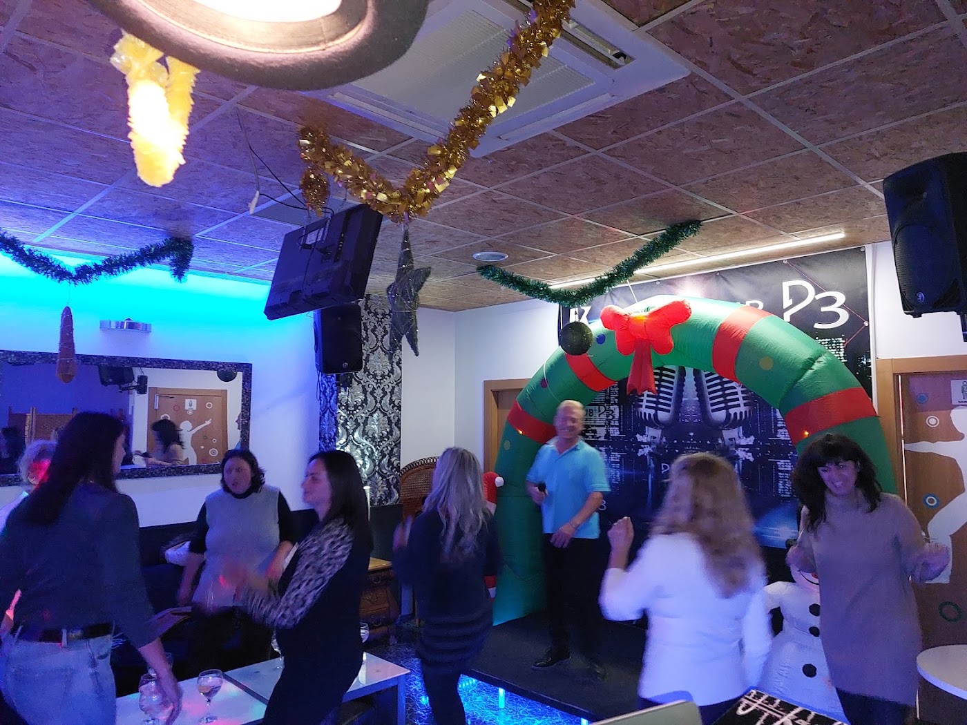 Clientes cantando en el Karaoke Pub P3
